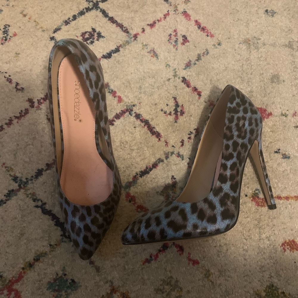 Blue leopard pumps